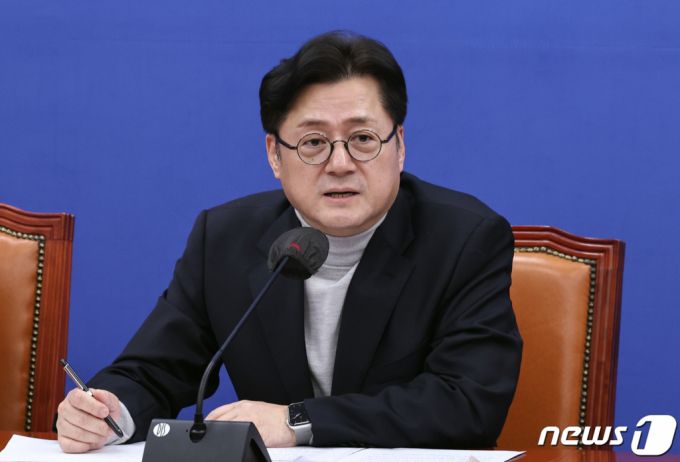 (서울=뉴스1) 구윤성 기자 = 홍익표 더불어민주당 원내대표가 12일 오후 서울 여의도 국회에서 열린 설 민심 기자간담회에서 발언하고 있다. 2024.2.12/뉴스1  Copyright (C) 뉴스1. All rights reserved. 무단 전재 및 재배포,  AI학습 이용 금지.