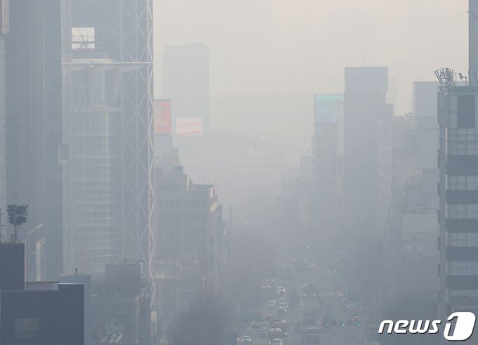 초미세먼지 주의보가 유지된 12일 오전 서울 종로구 일대가 뿌옇게 보이고 있다. /사진=뉴스1
