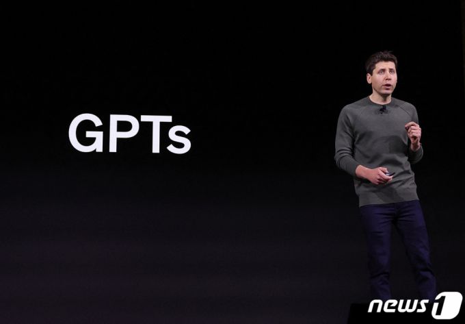 (샌프란시스코 AFP=뉴스1) 정지윤 기자 = 샘 올트먼 오픈 AI 전 최고경영자(CEO)가 6일(현지시간) 미국 캘리포니아주 샌프란시스코에서 열린 오픈 AI 개발자 컨퍼런스에서 발표하고 있다. 2023.11.06  ⓒ AFP=뉴스1  Copyright (C) 뉴스1. All rights reserved. 무단 전재 및 재배포,  AI학습 이용 금지.