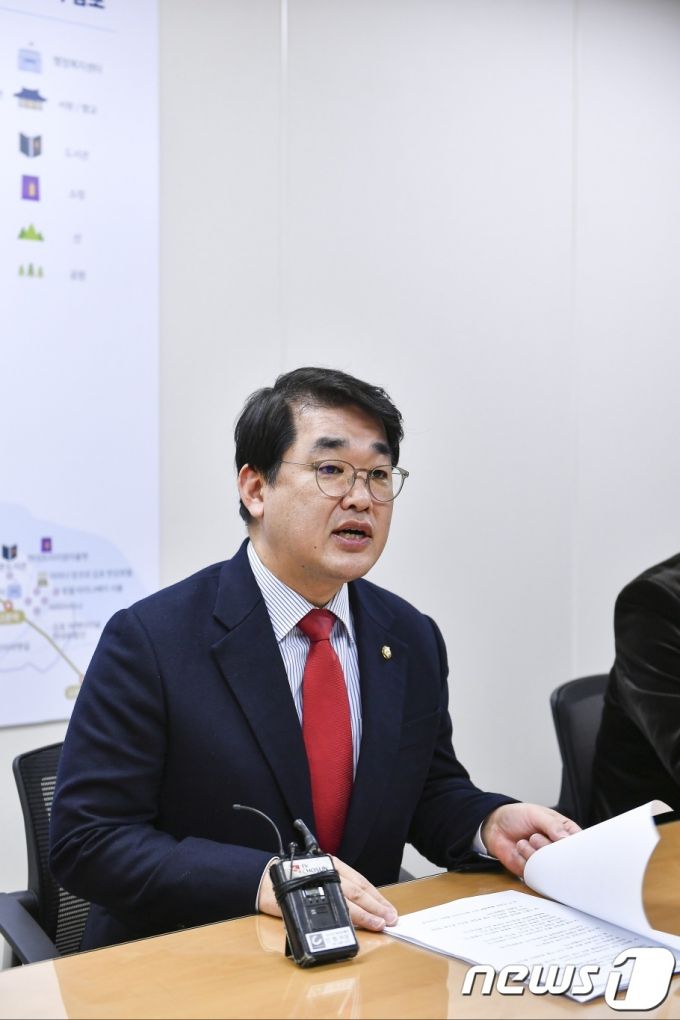 (서울=뉴스1) = 배준영 국민의힘 경기-서울 리노베이션 태스크포스(TF) 위원장이 15일 경기 김포시청에서 김병수 시장과 면담하고 있다.  이날 배 위원장은" 김포시민이 서울 편입을 원하고 있고 행정구역 개편으로 인한 효과성도 명확하다"며 "지금은 김포의 서울 편입을 위한 주민투표를 총선 일정 때문에 집행하지 못하지만 총선이 끝난 후 조속히 이행할 수 있도록 하겠다"고 했다. (김포시 제공) 2024.2.15/뉴스1  Copyright (C) 뉴스1. All rights reserved. 무단 전재 및 재배포,  AI학습 이용 금지.