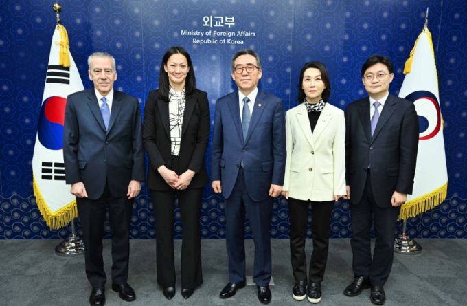 조태열 외교부 장관(가운데)이 15일 오전 줄리 터너 미국 국무부 북한인권특사(왼쪽 2번째)와 만나 북한 인권증진 등을 위한 협력 방안을 논의하고 기념사진을 촬영하고 있는 모습. / 사진=외교부