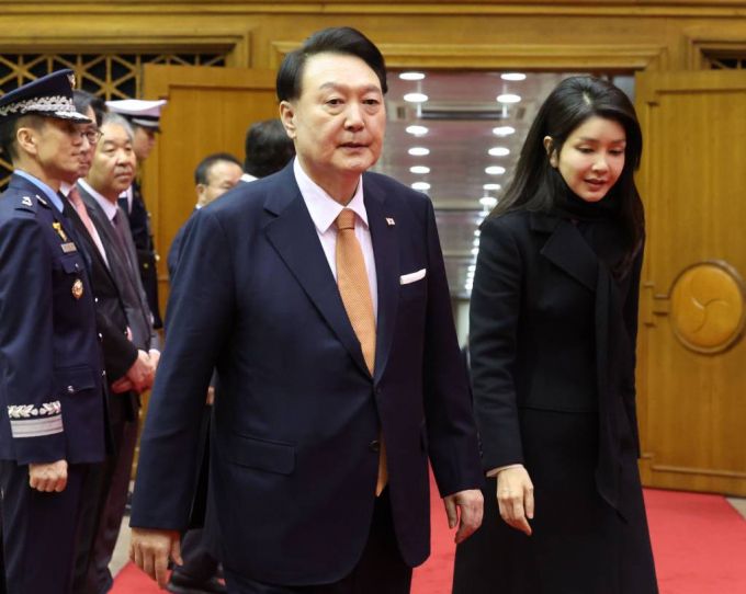 [성남=뉴시스] 조수정 기자 = 네덜란드 국빈 방문 일정을 마치고 귀국한 윤석열 대통령과 부인 김건희 여사가 15일 성남 서울공항에 도착하고 있다. 2023.12.15.