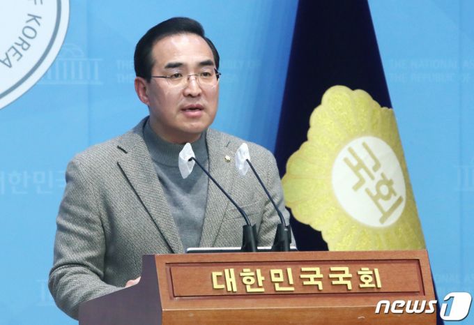 (서울=뉴스1) 임세영 기자 = 박홍근 더불어민주당 민주연합추진단장이 18일 오전 서울 여의도 국회 소통관에서 기자회견을 갖고 비례연합정당에 불참하고 지역구는 연대하겠다는 녹색정의당의 결정에 대한 입장을 밝히고 있다.   이날 박 단장은  "아쉽지만 존중한다"며 "정책 연합과 지역구 후보 연대 입장은 의미 있게 평가한다"고 밝혔다. 2024.2.18/뉴스1  Copyright (C) 뉴스1. All rights reserved. 무단 전재 및 재배포,  AI학습 이용 금지.