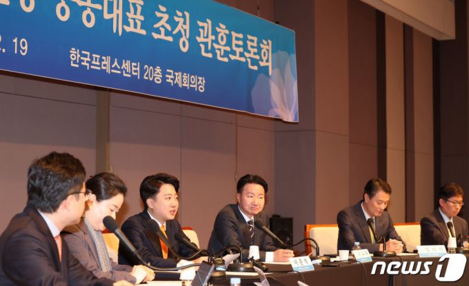 (서울=뉴스1) 국회사진취재단 = 이준석 개혁신당 공동대표가 19일 오전 서울 프레스센터에서 열린 관훈클럽 초청 토론회에서 기조연설을 하고 있다. 2024.2.19/뉴스1  Copyright (C) 뉴스1. All rights reserved. 무단 전재 및 재배포,  AI학습 이용 금지.