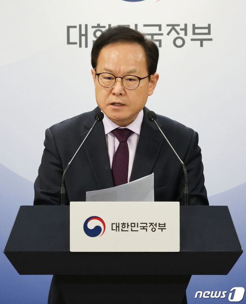 (서울=뉴스1) 허경 기자 = 김승호 인사혁신처장이 22일 서울 종로구 정부서울청사에서 2024년 주요정책 추진계획을 발표하고 있다. 2024.2.22/뉴스1  Copyright (C) 뉴스1. All rights reserved. 무단 전재 및 재배포,  AI학습 이용 금지.