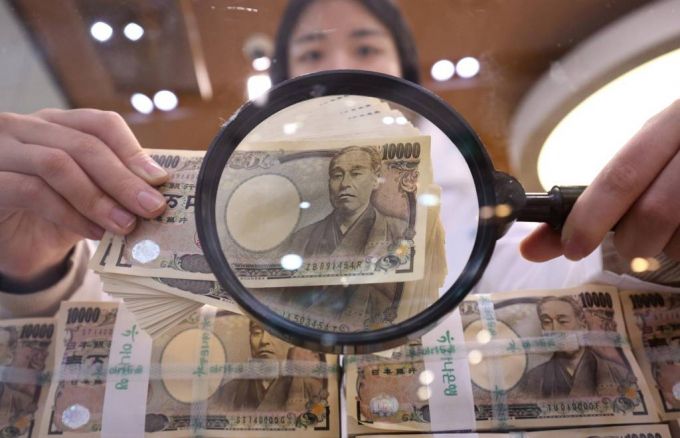 [서울=뉴시스] 김금보 기자 = 서울 중구 하나은행 위변조대응센터에서 직원이 업무를 하고 있다. 2023.12.20.