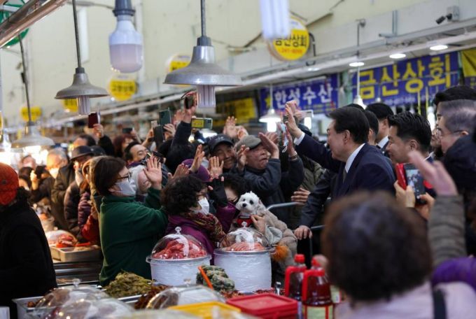[창원=뉴시스] 윤석열 대통령이 22일 경남 창원 마산어시장을 방문해 상인 및 시민들과 인사하고 있다. (사진=대통령실 제공) 2024.02.22. *재판매 및 DB 금지