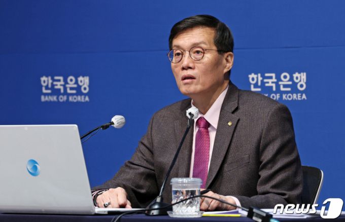 이창용 한국은행 총재가 지난 22일 오전 서울 중구 한국은행에서 통화정책방향 기자간담회를 하고 있다. 2024.2.22/사진=뉴스1  Copyright (C) 뉴스1. All rights reserved. 무단 전재 및 재배포,  AI학습 이용 금지.