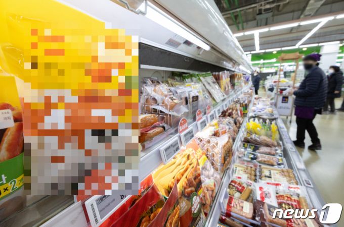 서울의 한 대형마트에서 시민들이 비엔나 소시지 등 상품을 살펴보고 있다.  최근 일부 식품 기업을 중심으로 가격을 주지하는 대신 용량을 줄이는 방식의 가격 인상(슈링크플레이션)이 나타나고 있다.  한국소비자원이 조사한 결과 최근 1년간 견과류, 맥주, 우유, 치즈 등 9개 품목의 37개 상품의 용량이 줄어든 것으로 나타났다. 기사내용과 무관./사진=뉴스1
