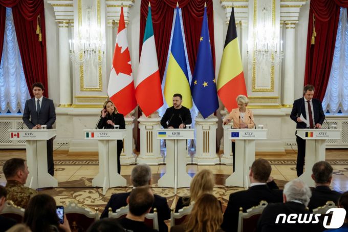 볼로디미르 젤렌스키 우크라이나 대통령이 24일(현지시간) 러시아의 우크라이나 침공 2년을 맞아 키이우를 방문한 쥐스탱 트뤼도 캐나다 총리, 조르자 멜로니 이탈리아 총리, 알렉산더르 더크로 벨기에 총리, 우르줄라 폰데어라이엔 EU 집행위원장과 기자회견을 하고 있다. 2024. 2. 25  /로이터=뉴스1