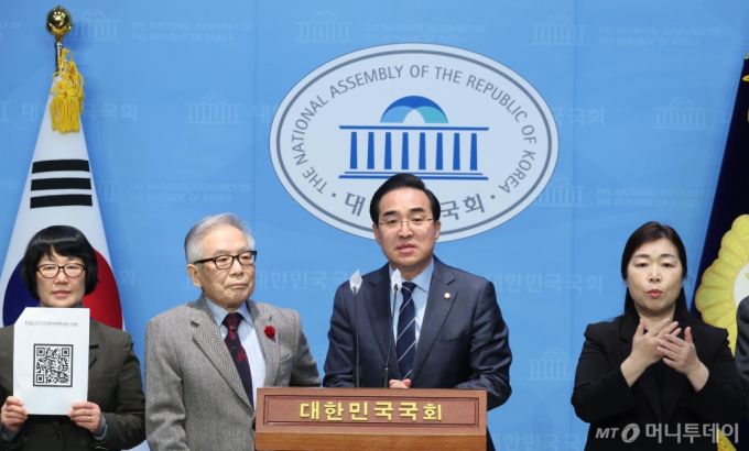 [서울=뉴시스] 조성봉 기자= 박홍근 더불어민주당 민주개혁진보 선거연합 추진단장이 27일 오전 서울 여의도 국회 소통관에서 열린 가칭 '민주개혁진보연합' 비례대표 국민후보 추천 관련 기자회견에서 발언을 하고 있다. 2024.02.27. suncho21@newsis.com /사진=조성봉