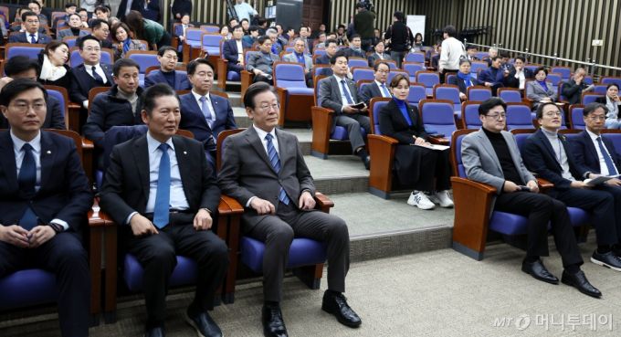 [서울=뉴시스] 추상철 기자 = 이재명 더불어민주당 대표가 27일 오후 서울 여의도 국회에서 열린 '선거구 획정 보고 및 현안 관련 토론'을 위한 의원총회에 참석해 있다. 2024.02.27. scchoo@newsis.com /사진=추상철