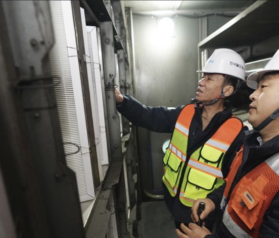 한문희 코레일 사장(왼쪽)이 27일 오전 수인분당선 서울숲역을 찾아 지하역사에 설치된 ‘공기청정 설비’를 점검하고 있다./사진제공=코레일