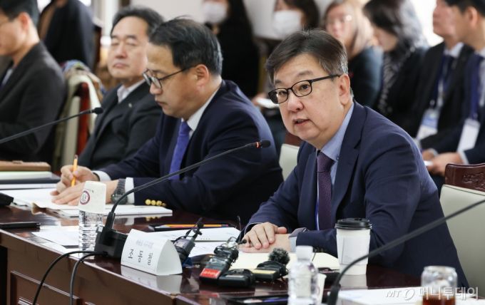 (서울=뉴스1) 허경 기자 = 조동철 국민연금기금운용위원회 위원장 직무대행이 28일 서울 종로구 정부서울청사에서 열린 2024년도 제1차 국민연금기금운용위원회 회의에서 모두발언을 하고 있다. 2024.2.28/뉴스1  Copyright (C) 뉴스1. All rights reserved. 무단 전재 및 재배포,  AI학습 이용 금지. /사진=(서울=뉴스1) 허경 기자