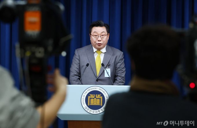 [서울=뉴시스] 전신 기자 = 주형환 저출산고령사회위원회 부위원장이 12일 서울 용산 대통령실 청사에서 소감을 밝히고 있다. 2024.02.12. photo1006@newsis.com /사진=전신