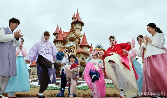 [부산=뉴시스] 하경민 기자 = 6일 부산 기장군 롯데월드 어드벤처 부산에서 한복을 차려입은 모델들이 제기차기 등 민속놀이 체험을 하고 있다. 롯데월드 부산은 설 연휴기간인 오는 9~12일 매일 낮 12시 조이풀 메도우존과 원더 스테이지에서 한복을 입은 공연 연기자들과 함께 투호, 제기차기, 윷놀이 등을 즐기는 민속놀이 한마당을 운영한다. 2024.02.06. yulnetphoto@newsis.com /사진=하경민