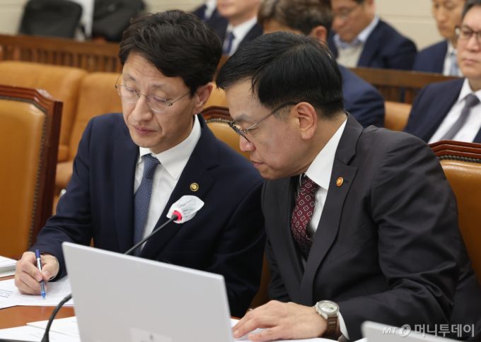 (서울=뉴스1) 송원영 기자 = 최상목 경제부총리 겸 기획재정부 장관이 19일 오후 서울 여의도 국회에서 열린 기획재정위원회 전체회의에서 김윤상 제2차관과 대화 하고 있다. 2024.2.19/뉴스1  Copyright (C) 뉴스1. All rights reserved. 무단 전재 및 재배포,  AI학습 이용 금지. /사진=(서울=뉴스1) 송원영 기자