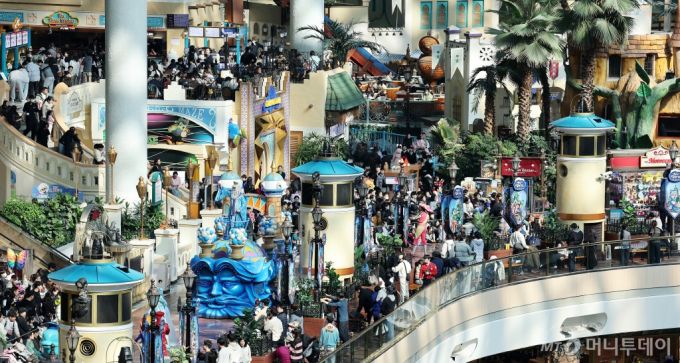 (서울=뉴스1) 박지혜 기자 = 설 연휴 마지막 날인 12일 서울 송파구 롯데월드를 찾은 시민들이 퍼레이드를 관람하고 있다. 2024.2.12/뉴스1  Copyright (C) 뉴스1. All rights reserved. 무단 전재 및 재배포,  AI학습 이용 금지. /사진=(서울=뉴스1) 박지혜 기자