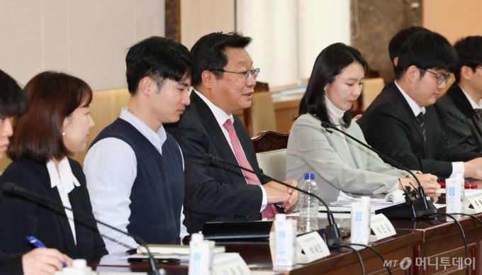 (서울=뉴스1) 허경 기자 = 주형환 저출산고령사회위원회 부위원장이 22일 서울 종로구 정부서울청사에서 열린 미래세대자문단 간담회에서 인사말을 하고 있다. 2024.2.22/뉴스1  Copyright (C) 뉴스1. All rights reserved. 무단 전재 및 재배포,  AI학습 이용 금지.