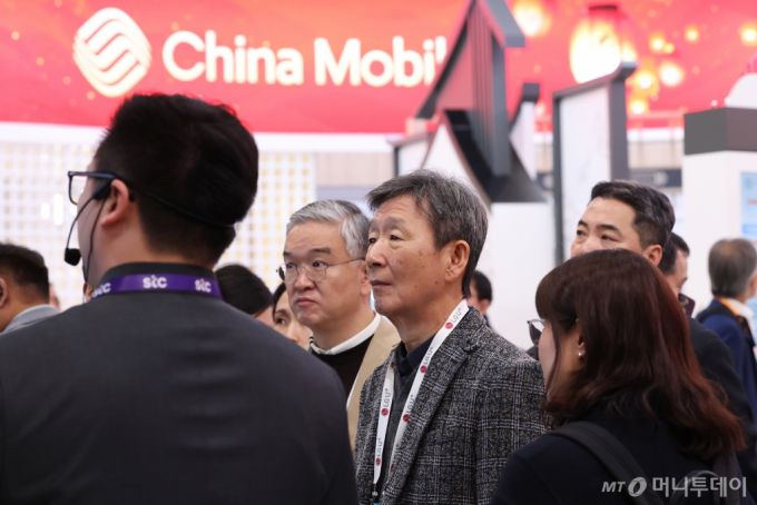 황현식 LGU+ 대표가 지난달 27일(현지시간) 스페인 바르셀로나 피라 그란 비아에서 열린 세계 최대 이동통신 전시회 MWC 2024 전시장에 마련된 차이나모바일 부스를 둘러보고 있다. /사진=뉴스1