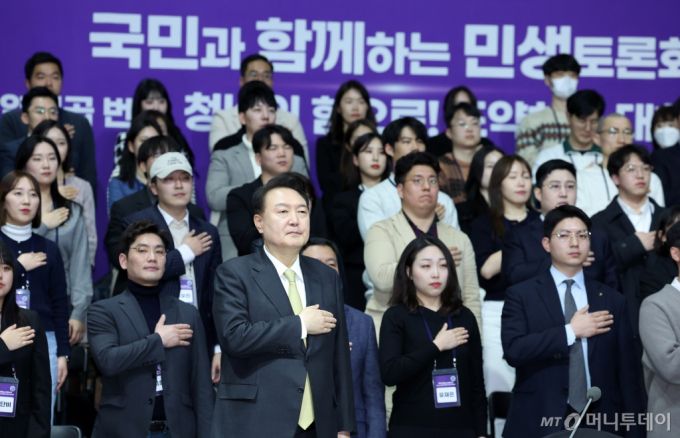 윤석열 대통령이 5일 경기 광명시 아이벡스스튜디오에서 '청년의 힘으로! 도약하는 대한민국!'을 주제로 열린 열일곱 번째 국민과 함께하는 민생토론회에서 국기에 대한 경례를 하고 있다. 2024.03.05./사진=뉴시스