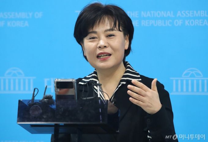 (서울=뉴스1) 임세영 기자 = 윤희숙 전 국민의힘 의원이 28일 오후 서울 여의도 국회 소통관에서 제22대 국회의원 선거(총선) 서울 중·성동갑 출마 기자회견을 마치고 취재진의 질문에 답하고 있다. 2024.1.28/뉴스1  Copyright (C) 뉴스1. All rights reserved. 무단 전재 및 재배포,  AI학습 이용 금지. /사진=(서울=뉴스1) 임세영 기자