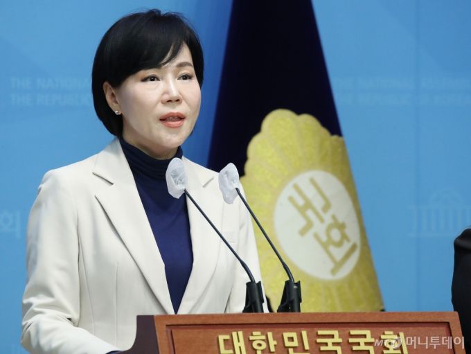 (서울=뉴스1) 임세영 기자 = 전현희 전 국민권익위원장이 21일 오후 서울 여의도 국회 소통관에서 기자회견을 갖고 발언을 하고 있다.   이날 전 전 위원장은  "제 개인적 소신과 선택보다 윤석열 정권 심판과 더불어민주당 총선 승리를 위한 당의 전략적 판단과 선택이 우선돼야 한다는 결단을 내렸다"며 서울 종로 출마 의사를 접고 당의 요구에 따르겠다는 뜻을 밝혔다. 2024.2.21/뉴스1  Copyright (C) 뉴스1. All rights reserved. 무단 전재 및 재배포,  AI학습 이용 금지. /사진=(서울=뉴스1) 임세영 기자