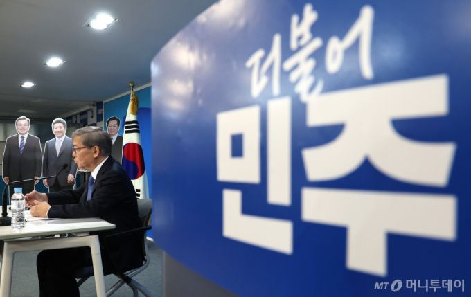 (서울=뉴스1) 구윤성 기자 = 임혁백 더불어민주당 공천관리위원장이 28일 오전 서울 여의도 중앙당사에서 공천 심사 결과를 발표하고 있다. 2024.2.28/뉴스1  Copyright (C) 뉴스1. All rights reserved. 무단 전재 및 재배포,  AI학습 이용 금지. /사진=(서울=뉴스1) 구윤성 기자