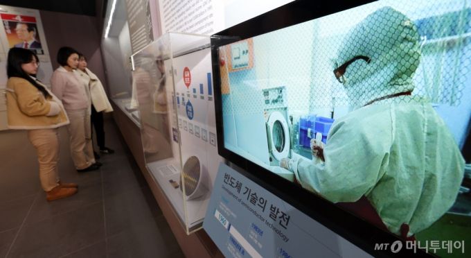 (서울=뉴스1) 김명섭 기자 = 정부는 오는 2047년까지 삼성전자와 SK하이닉스 등 민간 기업이 622조원을 투입하는 경기도 남부 일대 '반도체 메가 클러스터' 구축에 지원을 강화한다. 세계 최대 반도체 메가 클러스터 건설로 650조원 생산 유발 효과가 있을 것으로 보고, 인프라·투자 환경 조성, 반도체 생태계 강화, 초격차 기술 및 인재 확보 등을 지원한다. 사진은 17일 서울 종로구 대한민국역사박물관에서 관람객들이 대한민국의 반도체 기술 발전의 역사를 보고 있는 모습. 2024.1.17/뉴스1  Copyright (C) /사진=(서울=뉴스1) 김명섭 기자