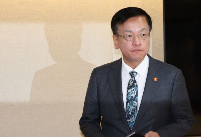 최상목 경제부총리 겸 기획재정부 장관이 6일 서울 종로구 정부서울청사에서 열린 물가관계장관회의에 참석하고 있다./사진제공=뉴스1 /사진=(서울=뉴스1) 허경 기자