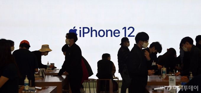 애플 신제품 아이폰12 시리즈가 한국에 정식 출시된 2020년 10월30일 오전 서울 강남구 애플스토어 가로수길에서 고객들이 아이폰12를 살펴보고 있다. /사진=머니S
