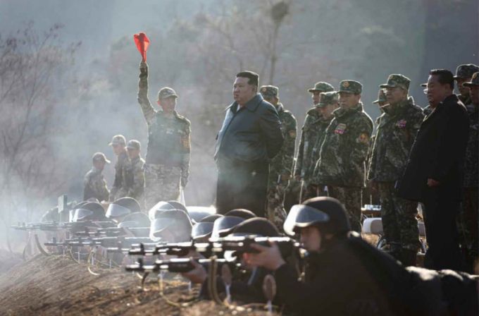 북한 노동당 기관지 노동신문은 7일 김정은 노동당 총비서가 지난 6일 조선인민군 서부지구 중요 작전 훈련기지를 방문해 훈련시설들을 돌아보고 부대들의 실동훈련을 지도했다고 보도했다. / 사진=뉴스1