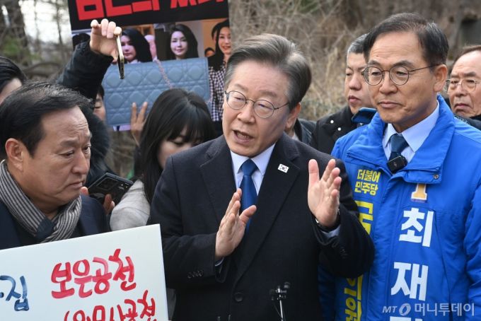 (양평=뉴스1) 구윤성 기자 = 이재명 더불어민주당 대표가 7일 오전 경기 양평군 강상면 병산리 '서울-양평고속도로 특혜의혹' 현장을 방문해 발언하고 있다. (공동취재) 2024.3.7/뉴스1  Copyright (C) 뉴스1. All rights reserved. 무단 전재 및 재배포,  AI학습 이용 금지. /사진=(양평=뉴스1) 구윤성 기자