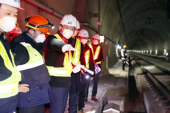 이성해 국가철도공단 이사장(가운데)이 GTX-A 현장을 점검하고 있다/사진=국가철도공단 제공