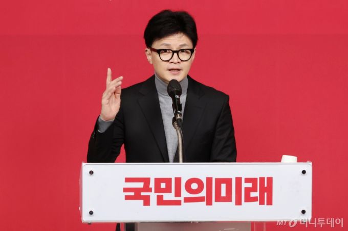 [서울=뉴시스] 조성봉 기자= 한동훈 국민의힘 비상대책위원장이 23일 오전 서울 여의도 국민의힘 중앙당사에서 열린 국민의미래 중앙당 창당대회에서 축사를 하고 있다. (공동취재) 2024.02.23. photo@newsis.com /사진=조성봉