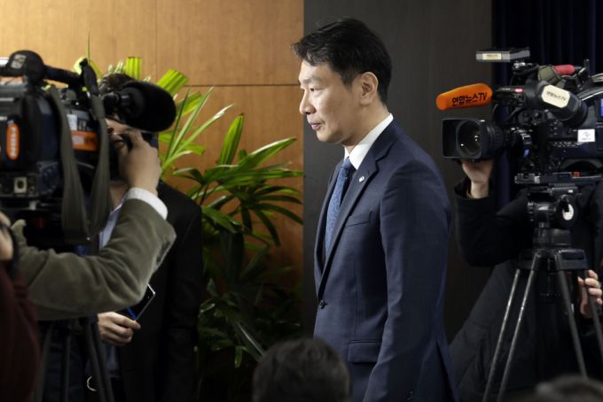 이복현 금융감독원 원장이 11일 서울 영등포구 금융감독원에서 홍콩 H지수 ELS 검사결과 및 분쟁조정기준 관련 브리핑을 마치고 퇴장하고 있다. /사진=뉴시스 /사진=최동준