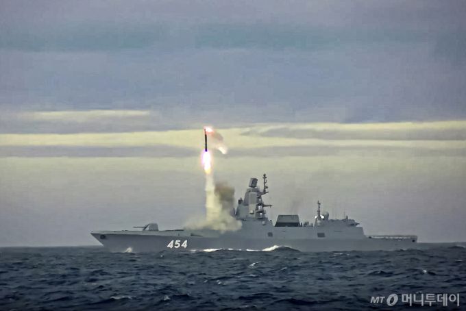 [바렌츠해(러시아)=AP/뉴시스]2022년 5월28일 러시아 바렌츠해에서 러시아 해군 고르슈코프 호위함에서 신형 지르콘 극초음속 미사일이 발사되고 있다. 러시아가 우크라이나 전쟁 발발 거의 2년만에 처음으로 첨단 초음속미사일 지르콘을 발사했다는 증거를 갖고 있다고 우크라이나가 주장했다고 CNN이 13일 보도했다. 2024.02.13. /사진=유세진