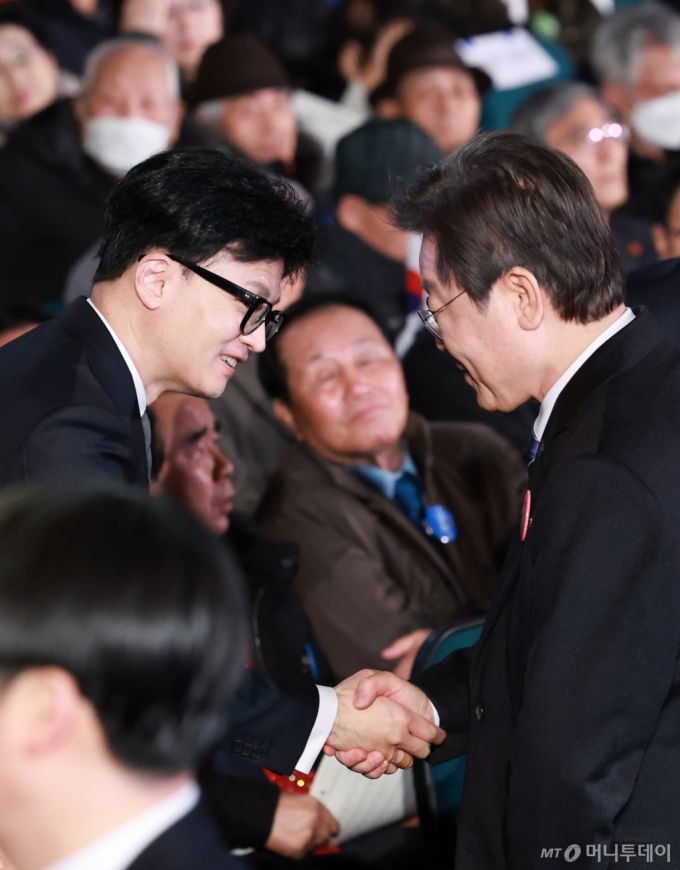 [서울=뉴시스] 전신 기자 = 한동훈 국민의힘 비상대책위원장과 이재명 더불어민주당 대표가 1일 서울 중구 유관순기념관에서 열린 제105주년 3·1절 기념식에서 인사하고 있다. (대통령실통신사진기자단) 2024.03.01. photo1006@newsis.com /사진=전신