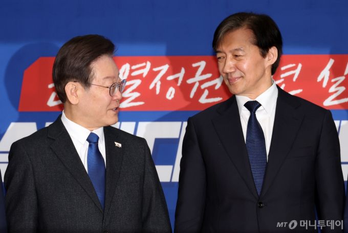 [서울=뉴시스] 이영환 기자 = 이재명 더불어민주당 대표와 조국 조국혁신당 대표가 5일 오전 서울 여의도 국회에 더불어민주당 당대표회의실에서 기념촬영을 하고 있다. 2024.03.05. 20hwan@newsis.com /사진=이영환