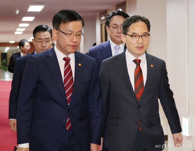 [서울=뉴시스] 김명원 기자 = 최상목 경제부총리 겸 기획재정부 장관과 한기정 공정위원장이 12일 오전 서울 종로구 정부서울청사에서 열린 국무회의에 참석하고 있다. 2024.03.12. kmx1105@newsis.com /사진=김명원