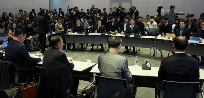 이복현 금융감독원장이 13일 서울 여의도 한국경제인협회에서 열린 금융감독원·한국거래소 공동 주관 토론회에서 개인투자자들과 토론을 하고 있다. /사진=뉴시스