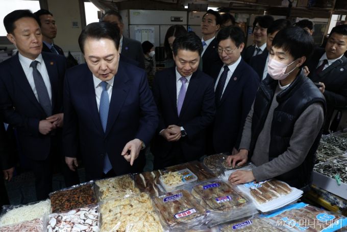 [사천=뉴시스] 조수정 기자 = 윤석열 대통령이 13일 경남 사천시 삼천포용궁수산시장을 찾아 건어물 매장에서 아귀포와 쥐포를 구매하고 있다. (대통령실통신사진기자단) 2024.03.13. chocrystal@newsis.com /사진=