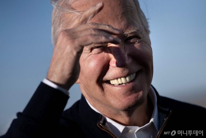 (워싱턴 AFP=뉴스1) 우동명 기자 = 조 바이든 미국 대통령이 11일 (현지시간) 뉴햄프셔주 맨체스터서 워싱턴 인근 앤드루스 합동 기지에 도착해 취재진을 만나고 있다. 2024. 3. 12   ⓒ AFP=뉴스1  Copyright (C) 뉴스1. All rights reserved. 무단 전재 및 재배포,  AI학습 이용 금지. /사진=(워싱턴 AFP=뉴스1) 우동명 기자