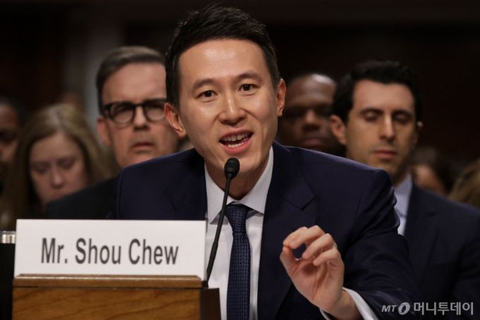 (워싱턴 AFP=뉴스1) 우동명 기자 = 쇼우 지 츄 틱톡 CEO가 31일 (현지시간) 워싱턴 의사당의 상원 법사위원회에서 열린 '빅테크와 온라인 아동 성착취 위기' 청문회에 출석을 하고 있다. 2024.2.1  ⓒ AFP=뉴스1  Copyright (C) 뉴스1. All rights reserved. 무단 전재 및 재배포,  AI학습 이용 금지. /사진=(워싱턴 AFP=뉴스1) 우동명 기자