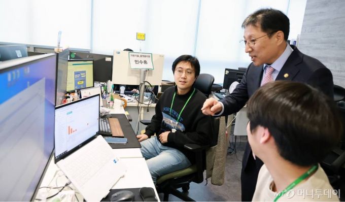 이성희 고용노동부 차관이 7일 오후 자립준비청년을 지원하는 현장 관계자 및 자립지원·취업지원 전문가와 함께 서울시 강서구 일학습병행 학습기업 ㈜영림원소프트랩을 방문했다.(고용노동부 제공) 2024.2.7/뉴스1  Copyright (C) 뉴스1. All rights reserved. 무단 전재 및 재배포,  AI학습 이용 금지. /사진=(세종=뉴스1)