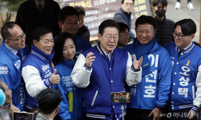 (울산=뉴스1) 김지혜 기자 = 이재명 더불어민주당 대표가 15일 울산 남구 수암시장을 방문해 발언을 하고 있다. 2024.3.15/뉴스1  Copyright (C) 뉴스1. All rights reserved. 무단 전재 및 재배포,  AI학습 이용 금지. /사진=(울산=뉴스1) 김지혜 기자