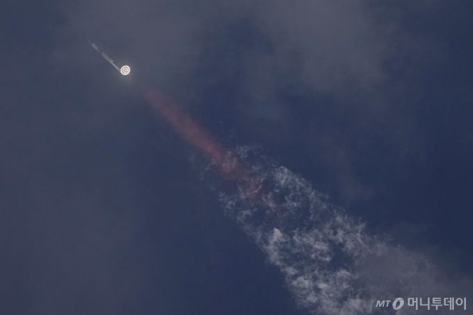 [보카치카=AP/뉴시스] 14일 오전 8시25분(한국시각 오후 10시25분) 미국 텍사스주 남부 보카치카 스타베이스에서 스페이스X의 인류 최대 규모 로켓 '스타십'이 발사되고 있다.    '스타십'은 지구 재진입 과정에서 분실된 것으로 파악됐다. 미 항공우주국(NASA)과 스페이스X 등에 따르면 스타십은 발사 이후 약 48분 시점까지 임무 궤도를 비행했으나 이후 인도양 착수를 위해 지구로 재진입하는 과정에서 연결이 두절됐다. 2024.03.15. /사진=