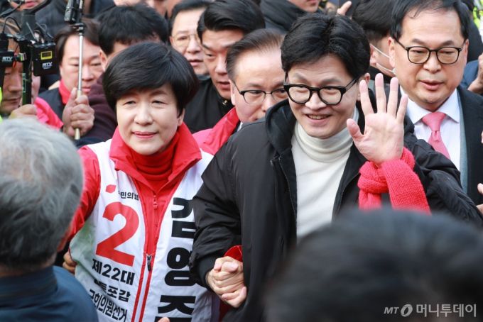 [서울=뉴시스] 이영환 기자 = 한동훈 국민의힘 비상대책위원장과 김영주 영등포갑, 박용찬 영등포을 후보가 12일 오후 서울 영등포구 타임스퀘어 광장에서 지지자들에게 인사를 하고 있다.  2024.03.12. (공동취재) 2024.03.12. photo@newsis.com /사진=