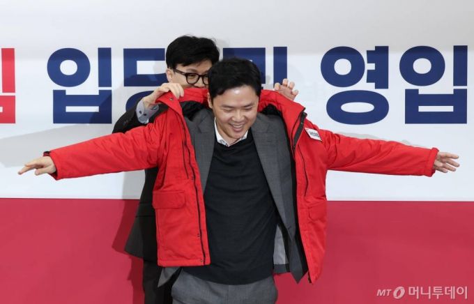8일 국회에서 열린 영입환영식에서 한동훈 비대위장이 구 후보에게 당 점퍼를 입혀주는 모습/사진=뉴시스