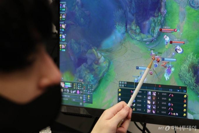 티원(T1) 이스포츠 아카데미학원에서 한 수강생이 플레이했던 게임을 다시 보며 공부를 하고 있다./뉴스1 /사진=(서울=뉴스1) 신웅수 기자